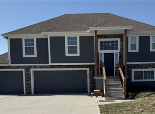 832 N Hickory Dr, Tonganoxie, KS 66086