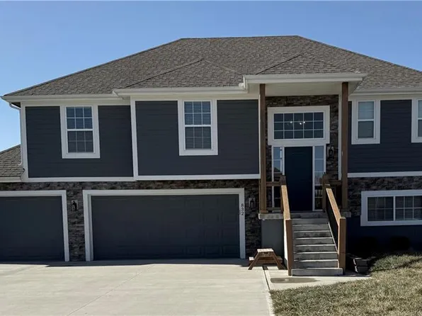 832 N Hickory Dr, Tonganoxie, KS 66086