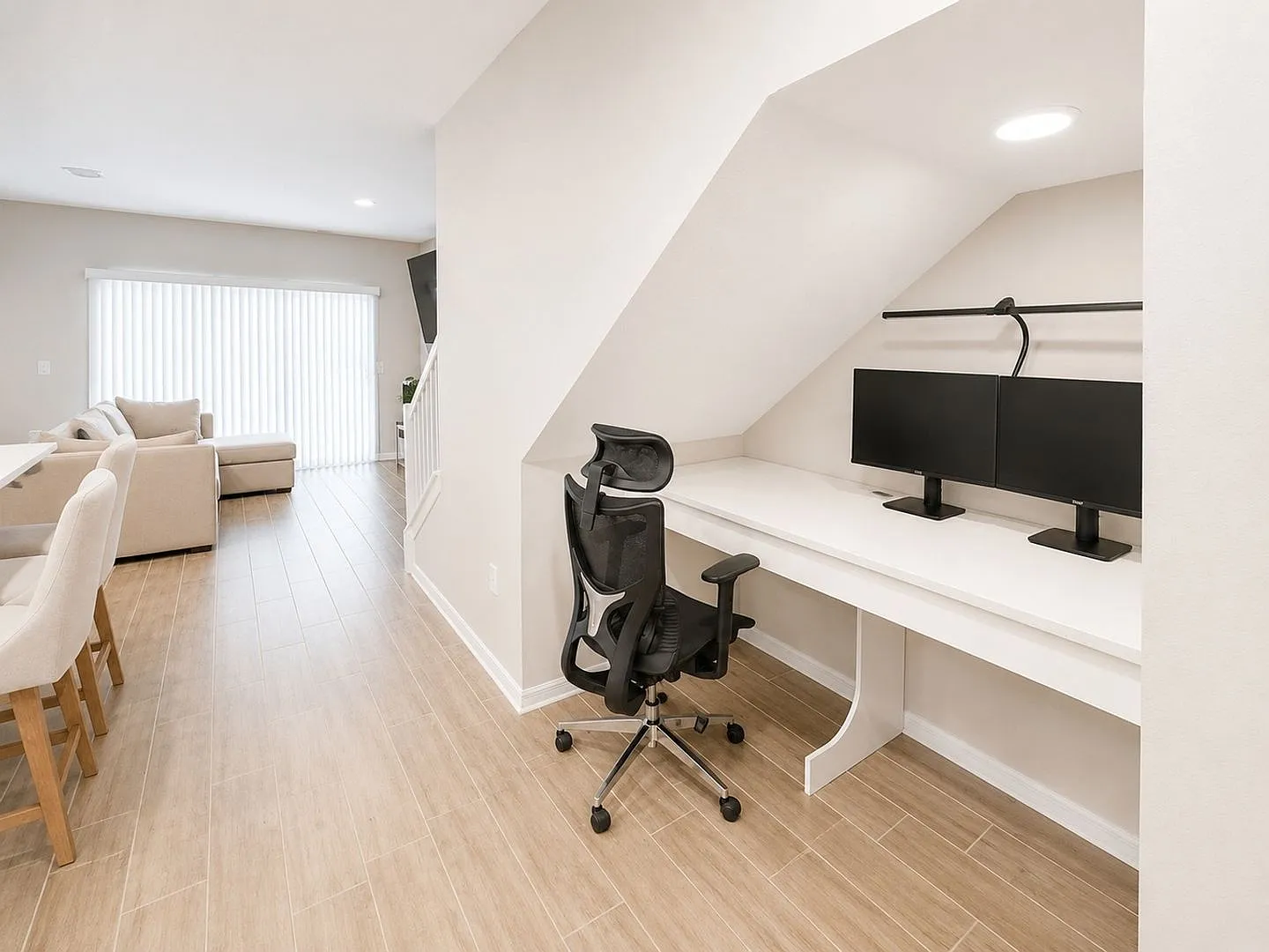 Beautiful 3-Bedroom Townhome| Conservation View| Wi-Fi & Cable Included — Photo 4