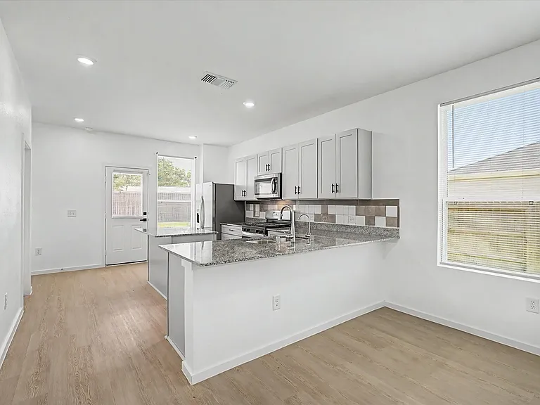 511 Louis Ln — Photo 9