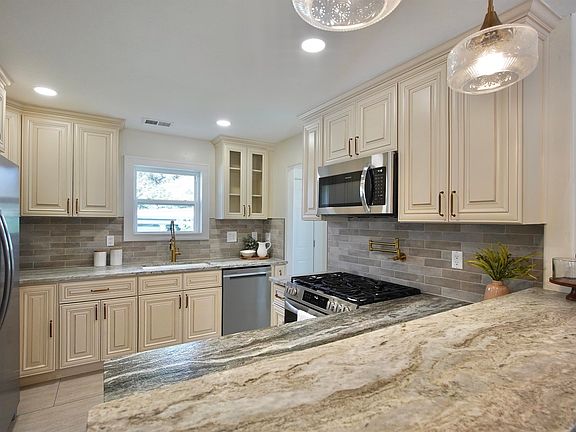 5th image of 618 Milton Ave