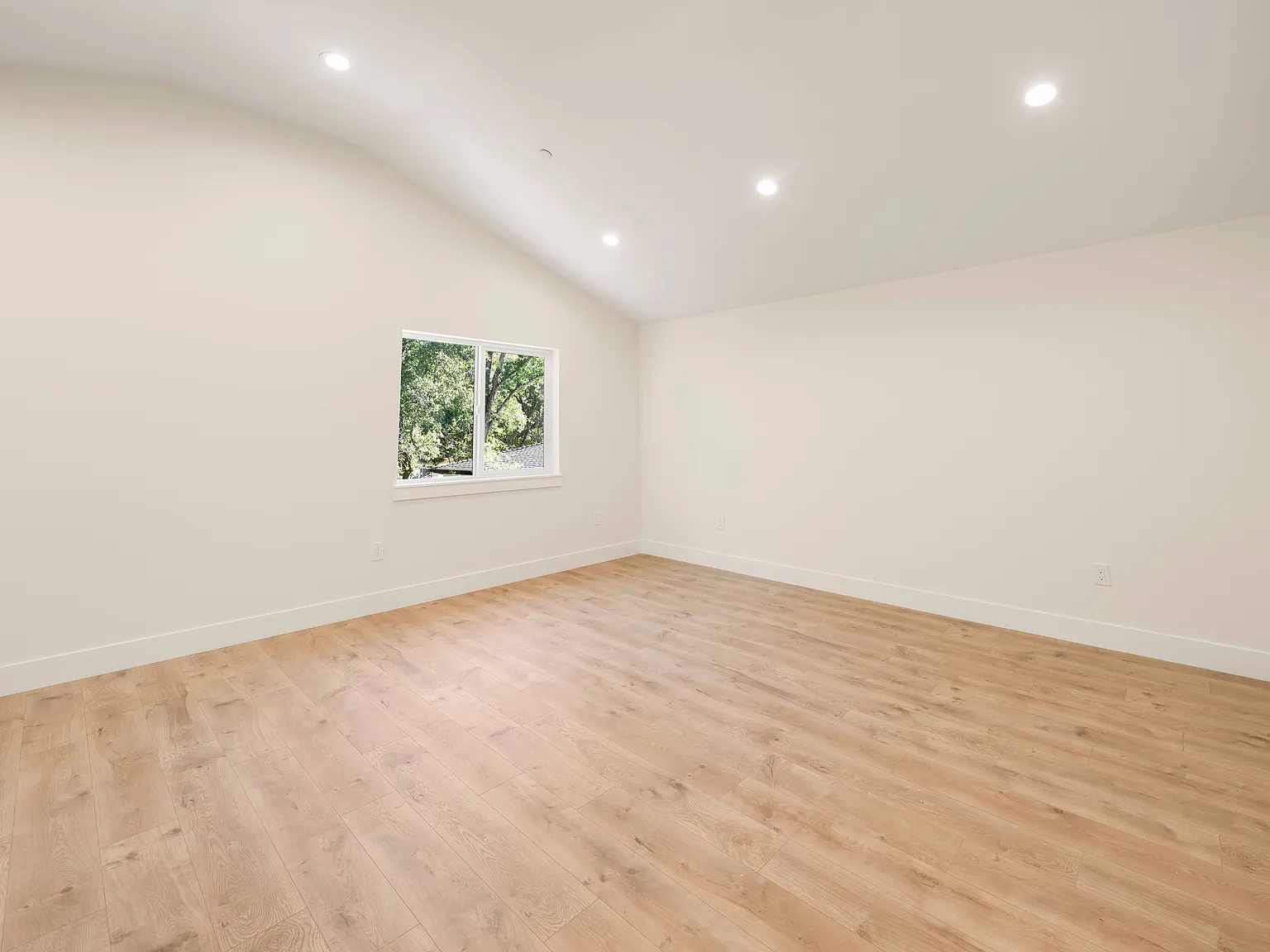2 bed, 768 sqft, $2,200 — Photo 4