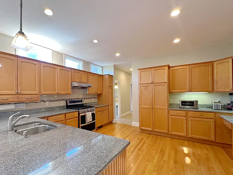 11 Oakland St — Photo 12