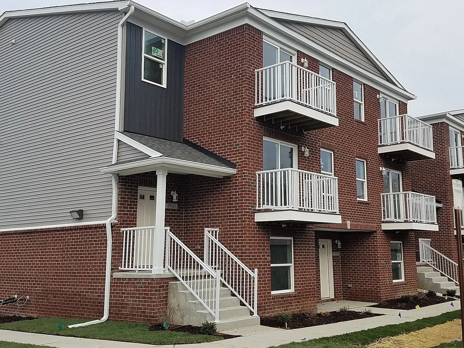 3 bed, 1350 sqft, $1,900 — Photo 1