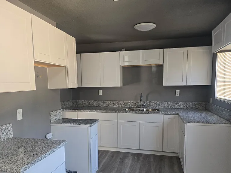 2527 S Holly Ave — Photo 2