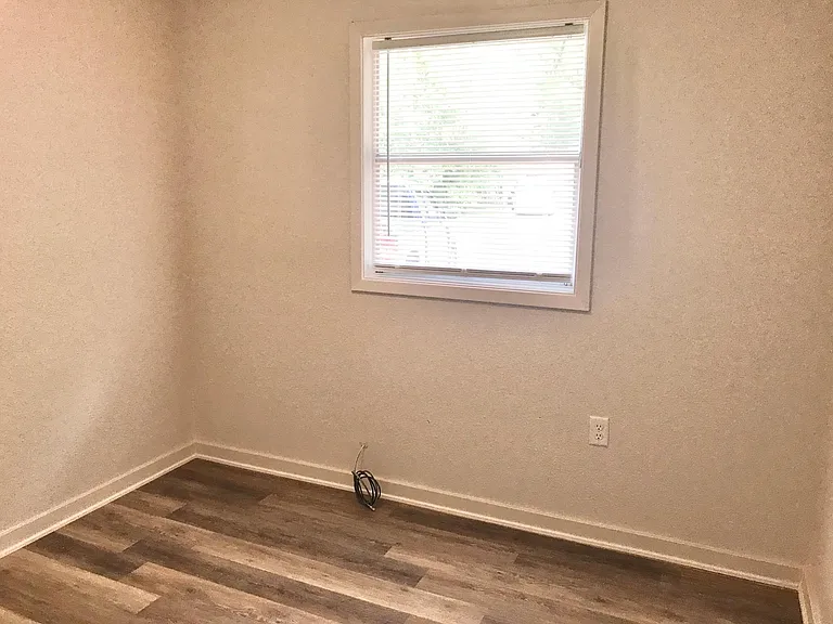 5218 Victoria Dr — Photo 7