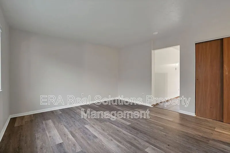 3 bed, 1.0 bath, 884 sqft, $1,100 — Photo 4