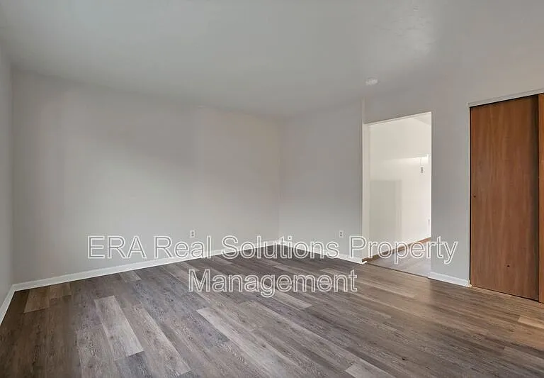 2460 Hiawatha St — Photo 4