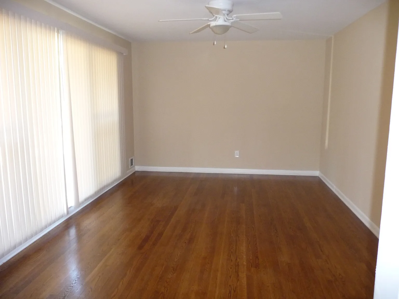 3 bed, 1200 sqft, $1,900 — Photo 4