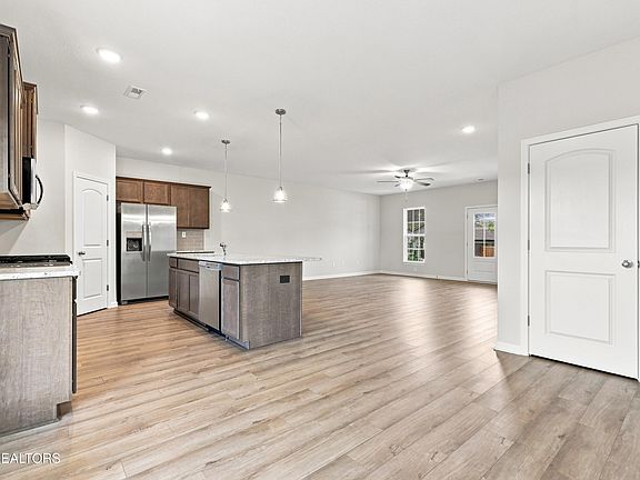 5th image of 209 Clover Meadow Ln