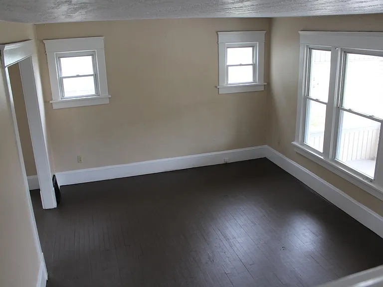 1615 Royal Ave NE — Photo 3