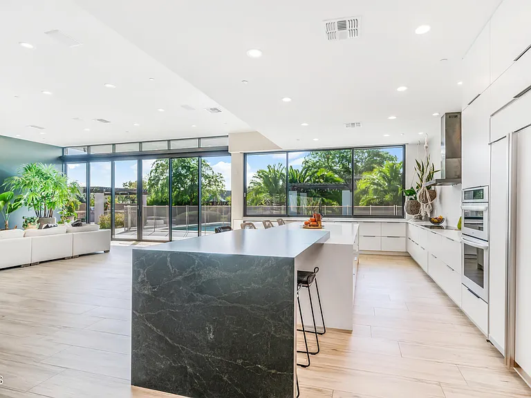 7417 E Paradise Dr — Photo 5