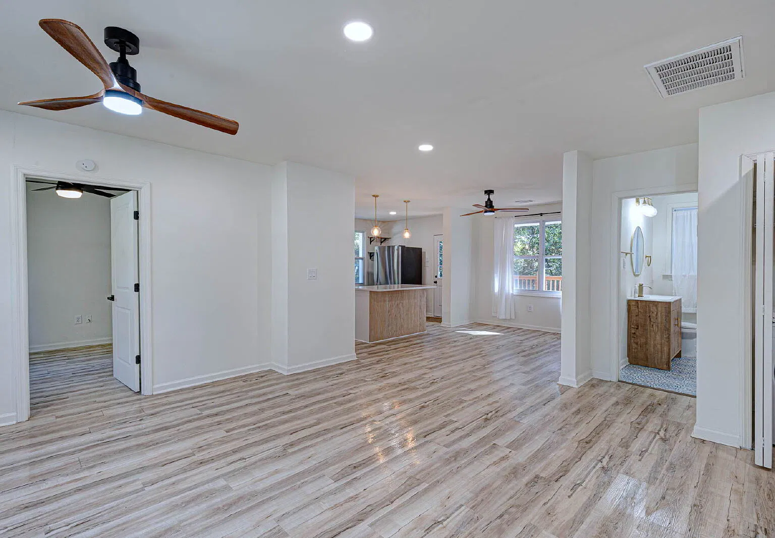 3 bed, 2.0 bath, 1340 sqft, $1,800 — Photo 2