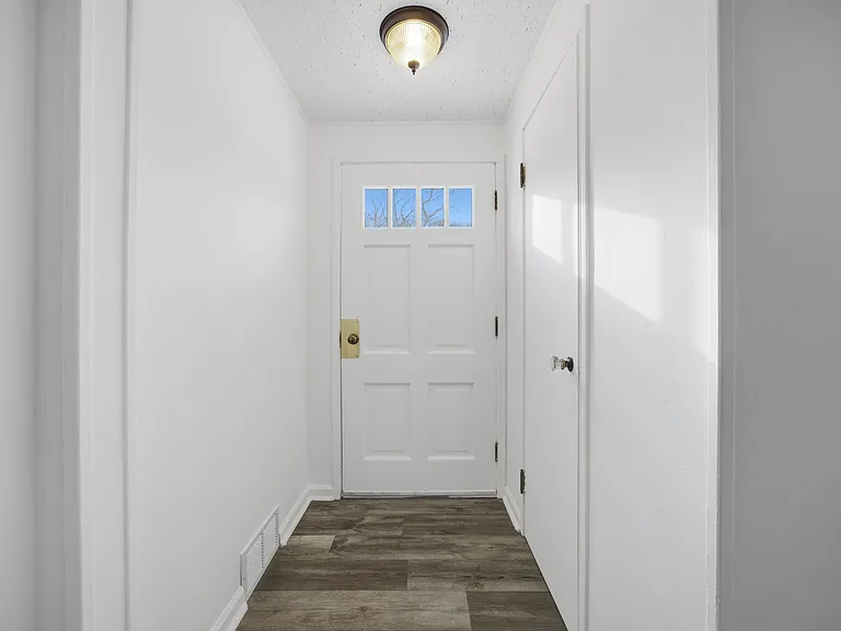 406 Tarrington Rd — Photo 2