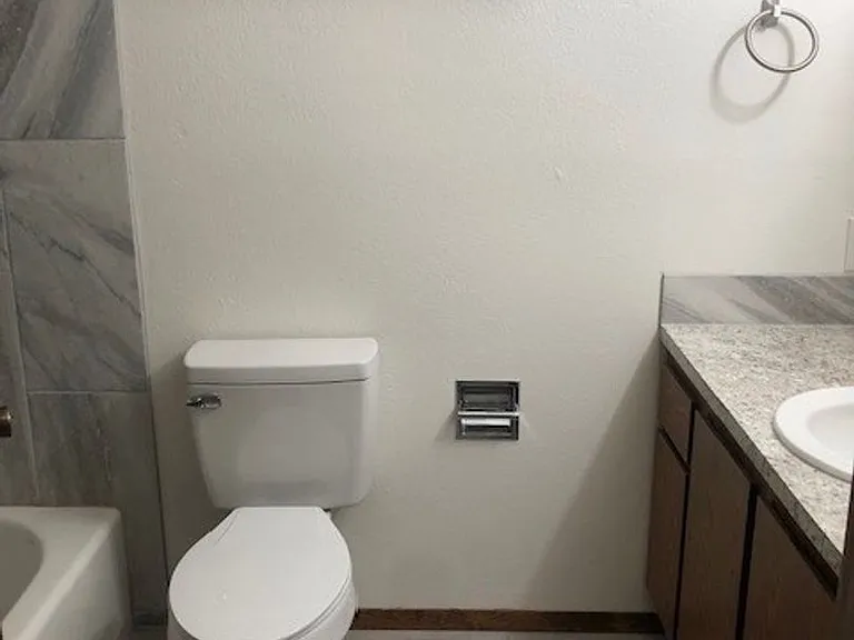 4222 Apts — Photo 8