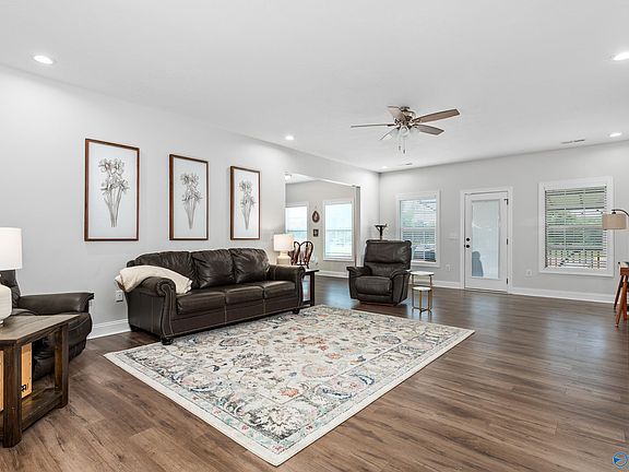 4th image of 93 Chloe Dr