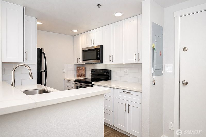 4th image of 121 Vine Street #1702