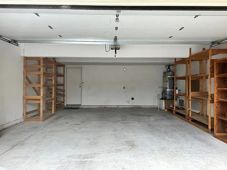 541 S Glenhurst Dr — Photo 25
