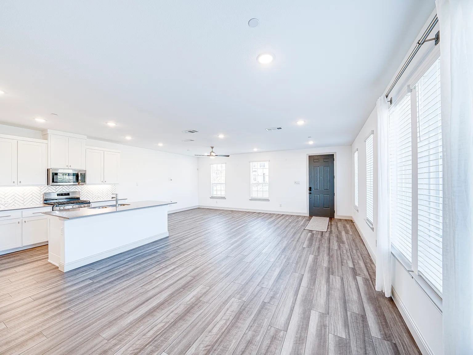 3 bed, 2.5 bath, 2264 sqft, $3,100 — Photo 4