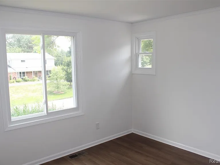 7246 Saint Auburn Dr — Photo 37