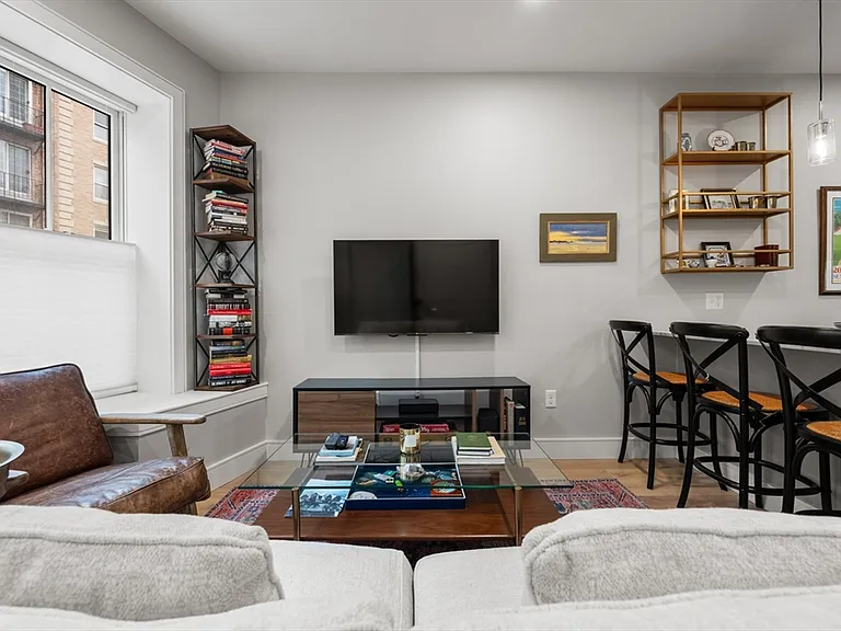 471 Hanover St #2 — Photo 2