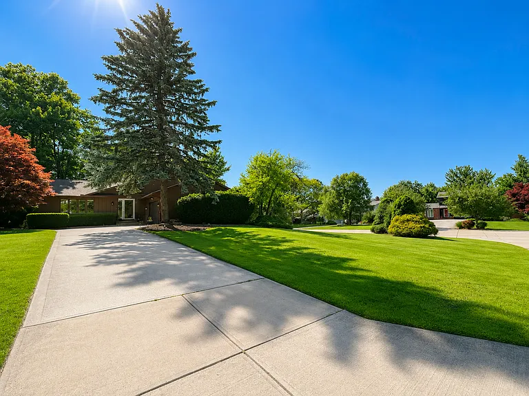 3920 E Meadow Ln — Photo 3