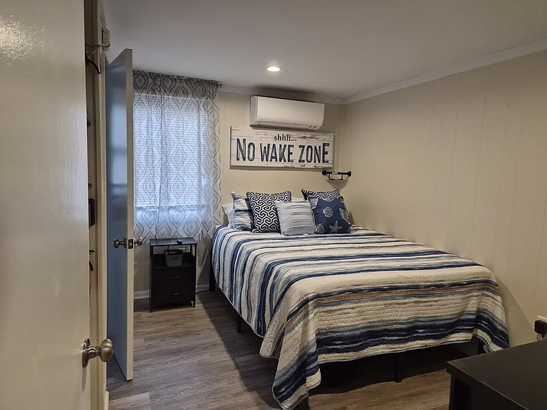 Bedroom with queen size bed