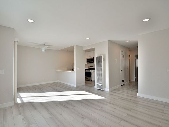 3rd image of 15112 S Berendo Ave APT 2