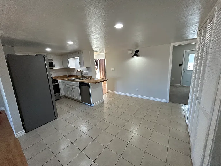 233 N Fairview St — Photo 3