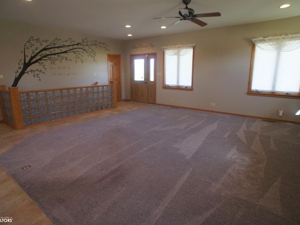 1004 Fair Meadow Dr, Webster City, IA 50595