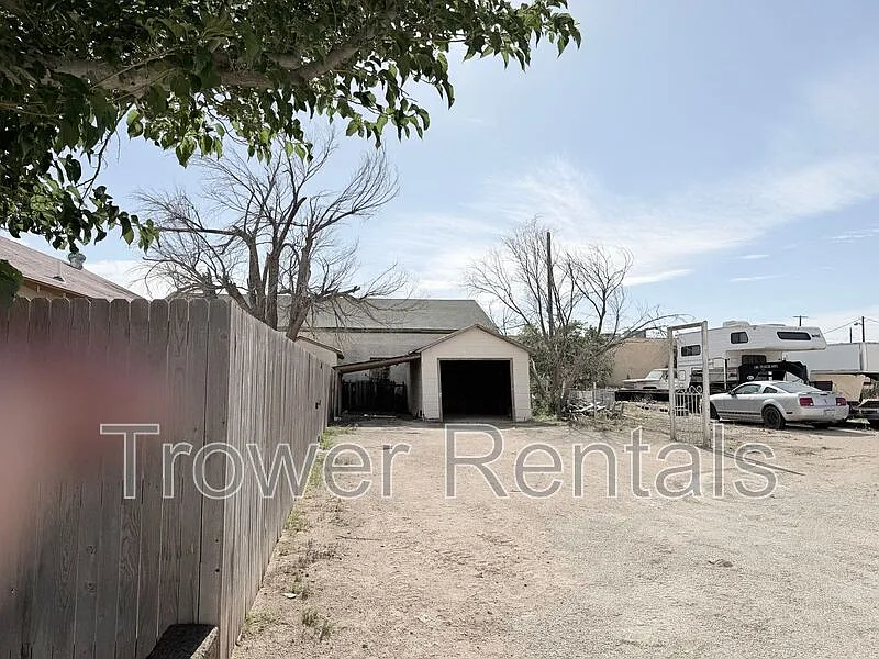 Building Photo - 701 Hillcrest Ave