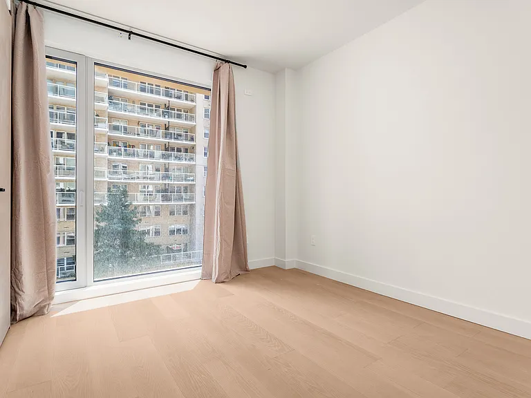 250 25th St #4C — Photo 7