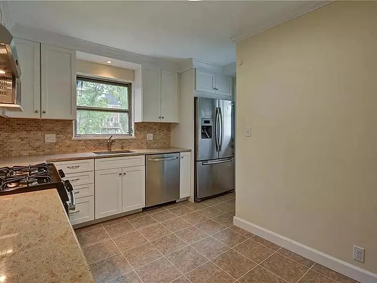 11 Fairway Dr — Photo 8