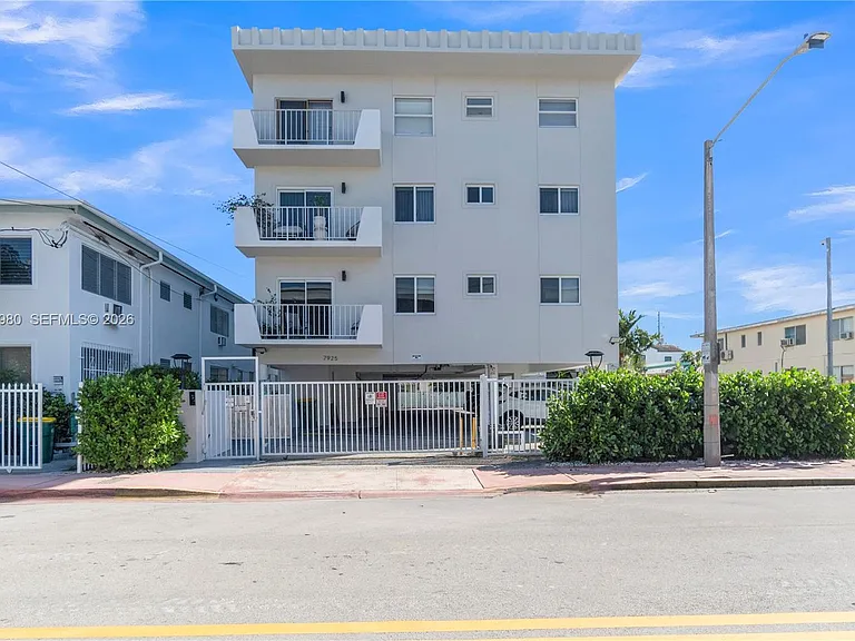 7925 Carlyle Ave #402 — Photo 15