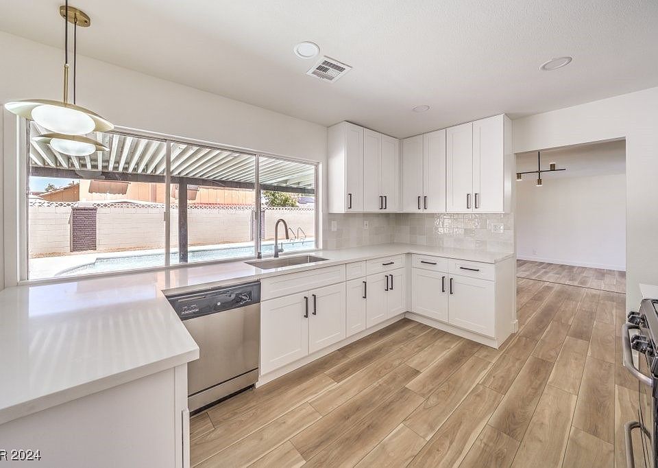 1st image of 2512 Capistrano Ave
