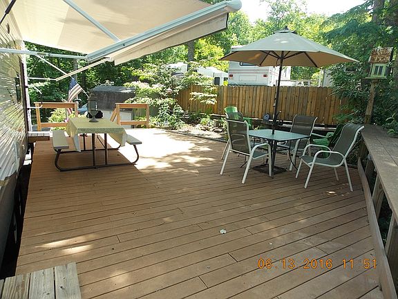 Huge deck with firepit, gard