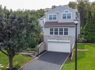 26 Hamlet Dr, Hauppauge, NY 11788