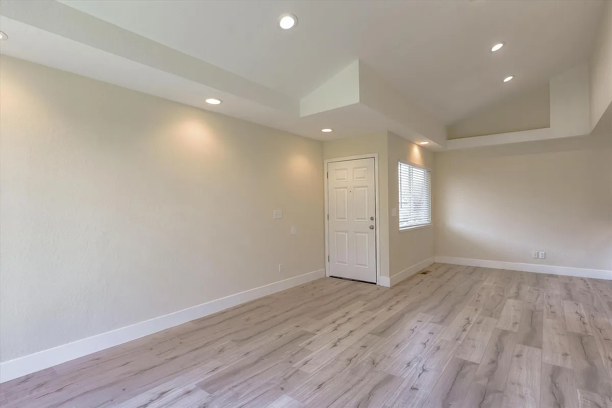 Building Photo - 28 Kim Louise Dr #2
