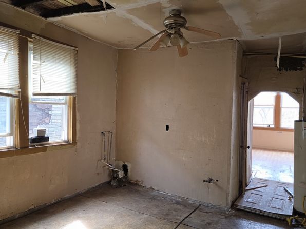 chicago-illinois-442890507 picture