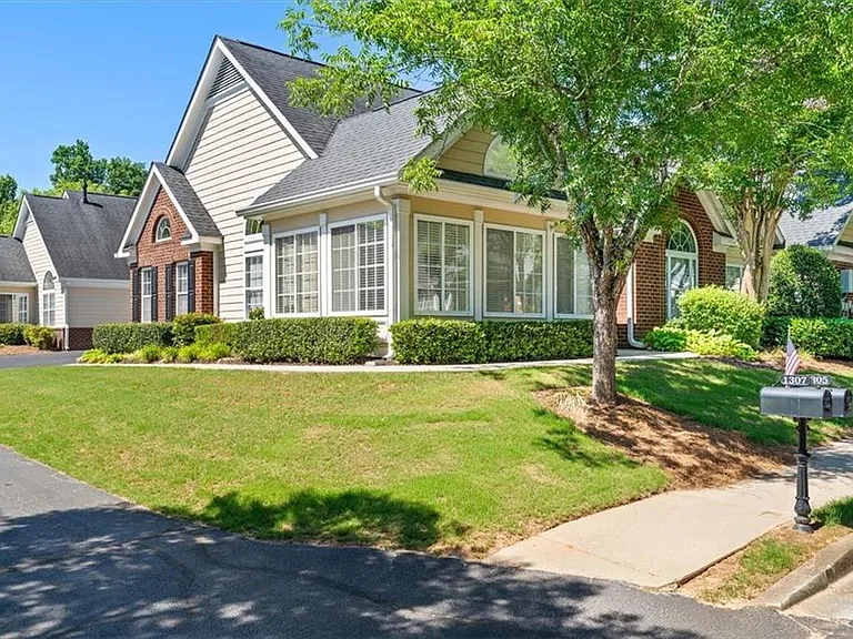 1305 Village Ln — Photo 2
