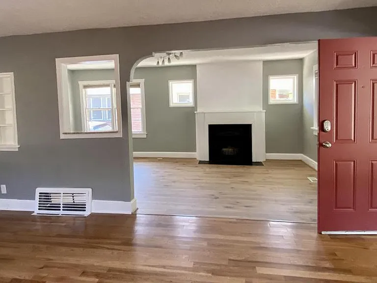 348 E Hollywood Ave — Photo 3
