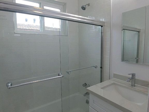 5th image of 818 5th St Unit 9