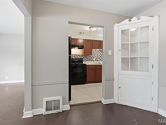 3rd image of 10154 Coburg Lands Dr