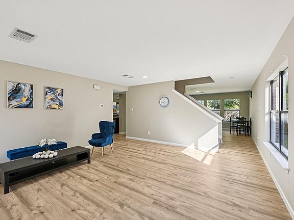 3rd image of 502 Woodford Dr