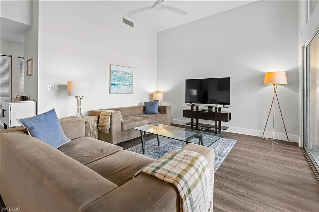 2 bed, 2.0 bath, 1272 sqft, $4,500 — Photo 2