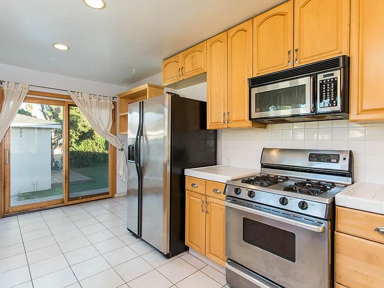 2654 Granville Ave — Photo 8