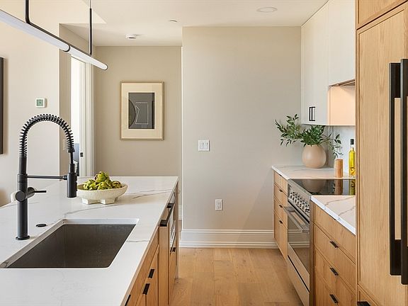 4th image of 61 Hall St #Penthouse 18