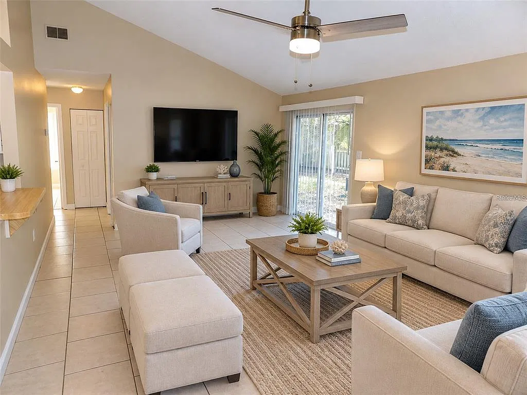 3 bed, 2.0 bath, 1035 sqft, $2,200 — Photo 2