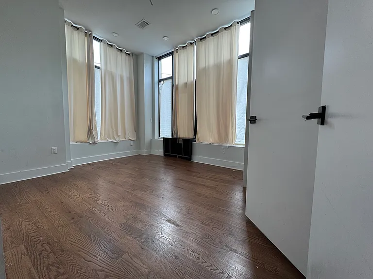 71 Court House Pl #1R — Photo 5