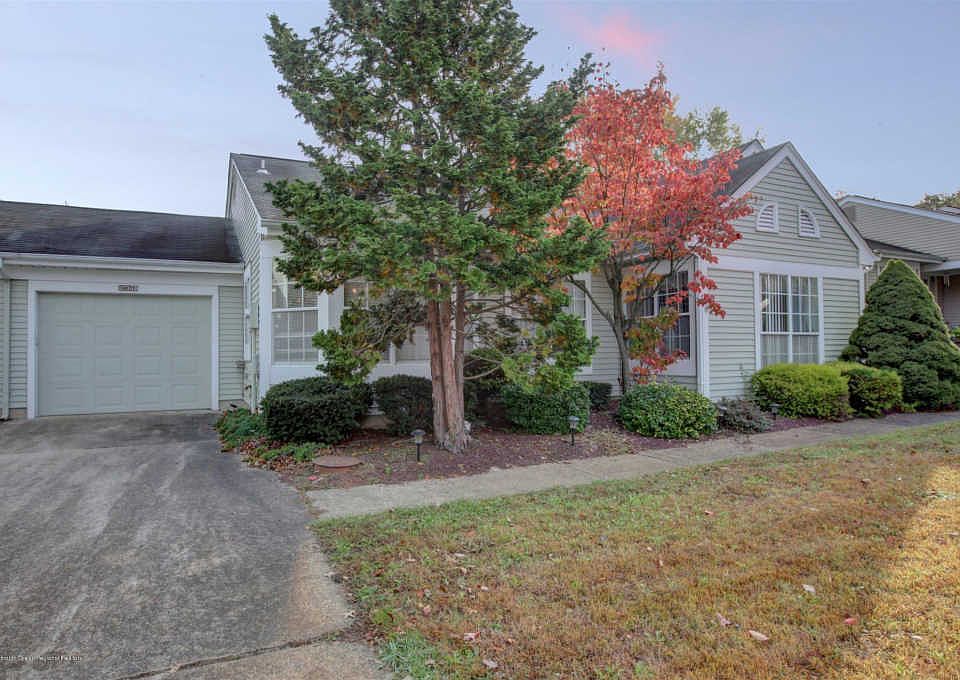 1st image of 1036B Canterbury Dr
